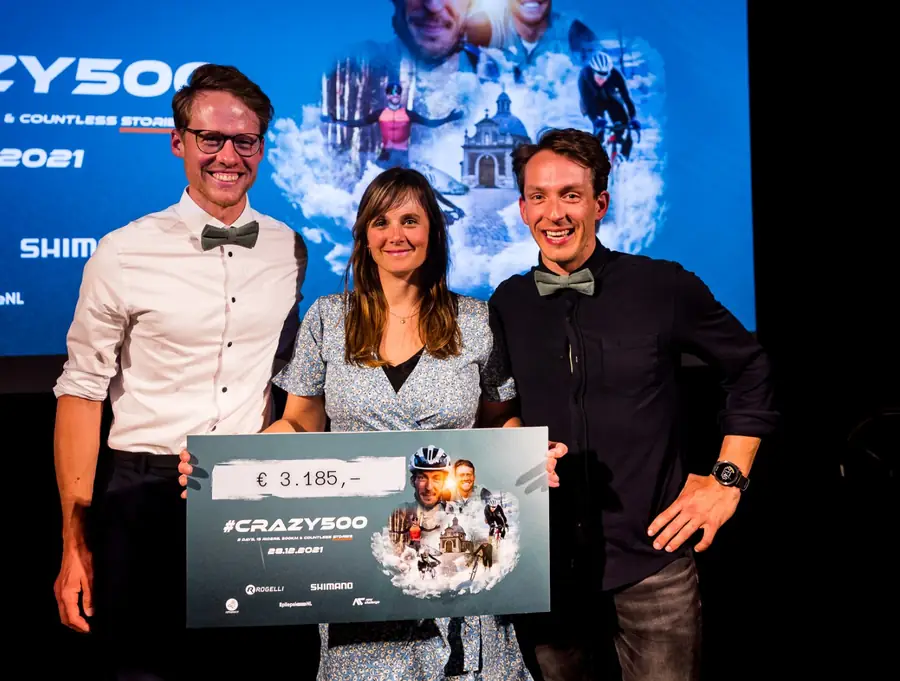 Handing over a cheque for 3,185 euros to EpilepsieNL on stage