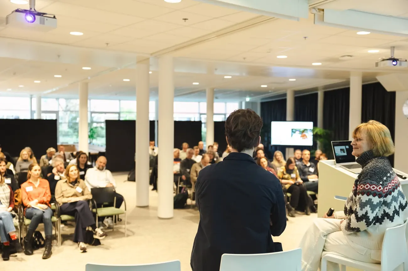 Loek Luijbregts in conversation on stage in front of a seated audience